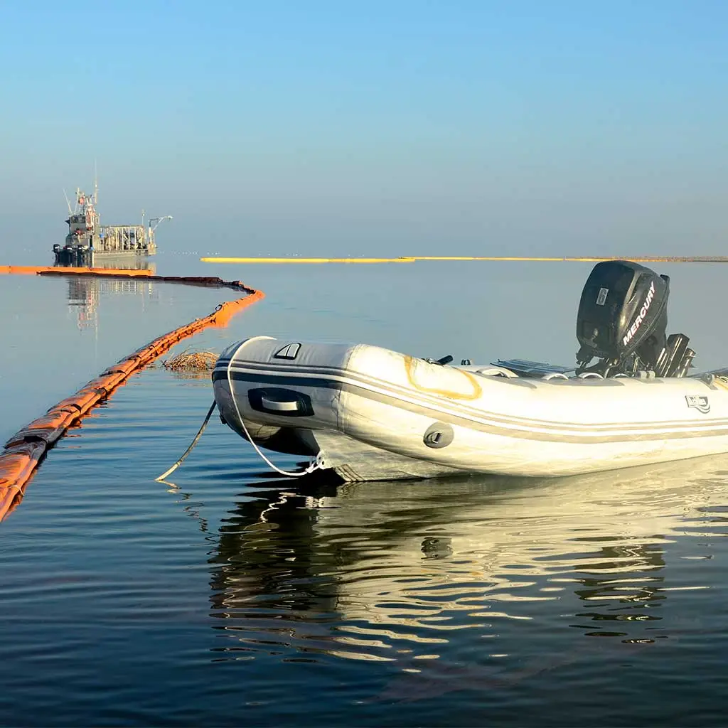 Barco Zodiak en el agua
